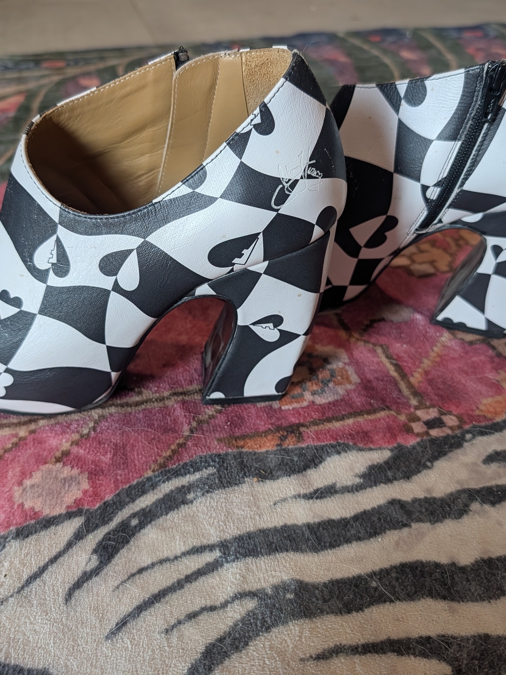 John Fluevog Women’s Black & White Heart Print Block Heel Pumps - Picture 3 of 5